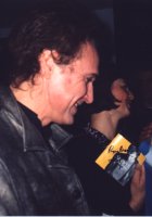 Ray Davies gibt nach dem Konzert in Köln Autogramme, Foto: Denise Lattwein