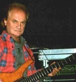 Jim Rodford 2002 in Bielefeld (Foto: Thomas Bartoldus)